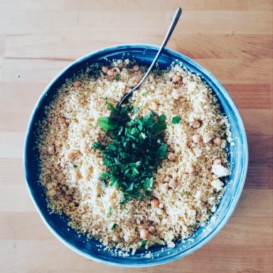 Couscous en famille grand plat à couscous